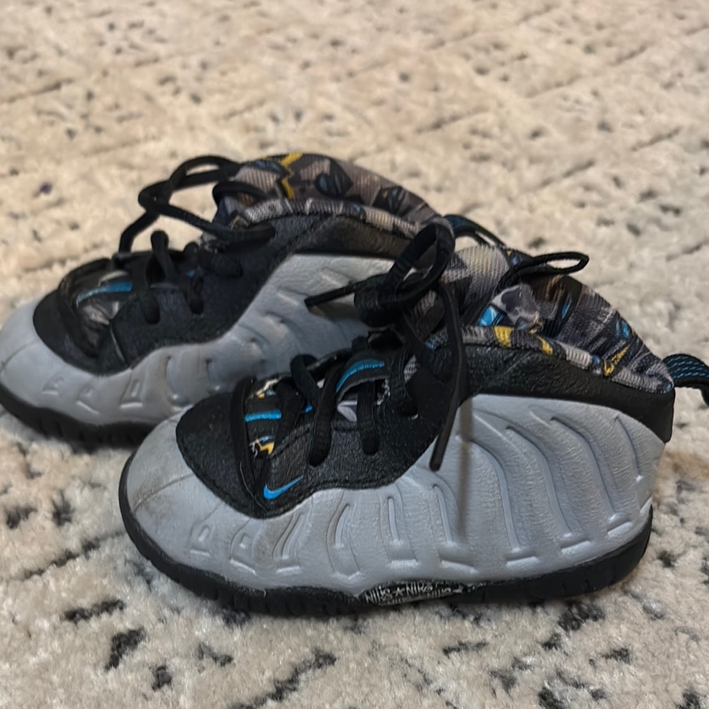 Nike Toddler Foamposite Black and Gray Shoes sz 5